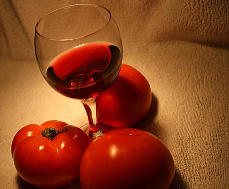 アルコールを摂取する時にはトマトを食べよう