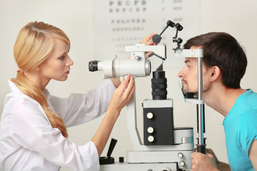 網膜を見る検査機器